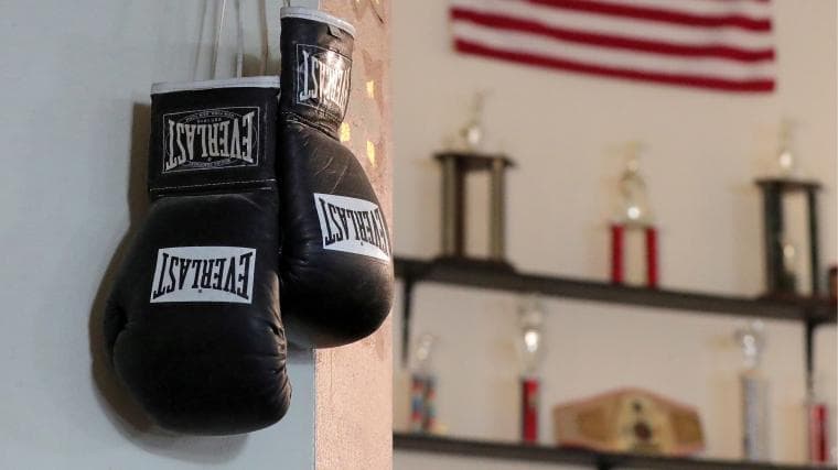 Isis Sio, 19-year-old female boxer, placed in medically induced coma after first-round knockout