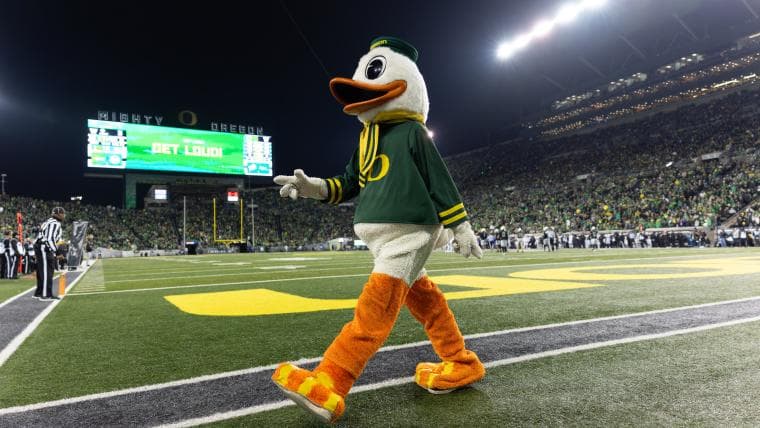 Oregon football coach evaluates recruits with simple question about desserts
