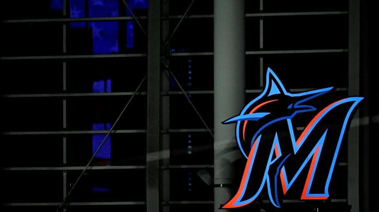 Why there's a Marlins fan jersey behind home plate for Yankees-Giants