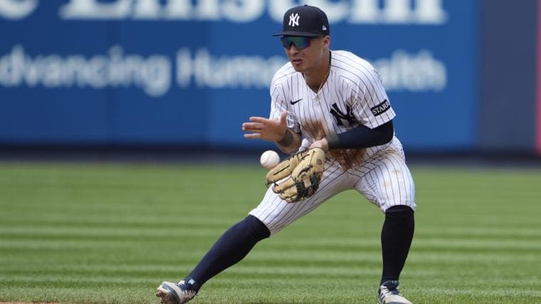 Braves trade idea lands Yankees' underperforming Gold Glove shortstop to replace Mauricio Dubon