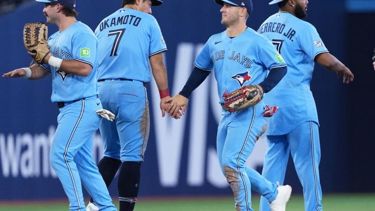 Blue Jays-Mariners trade pitch sends $108M Cy Young arm to Toronto, revives World Series hopes