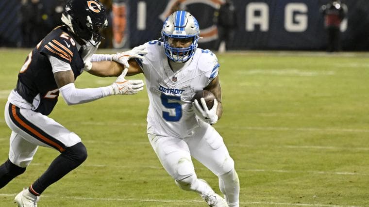 Houstonians go wild as David Montgomery hits another jaw-dropping strike!