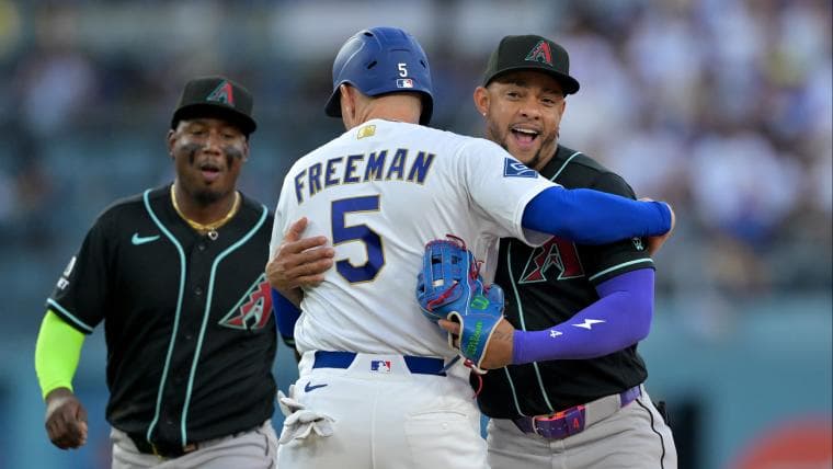 Dodgers' Freddie Freeman hugged the Diamondbacks infielder who tagged him out