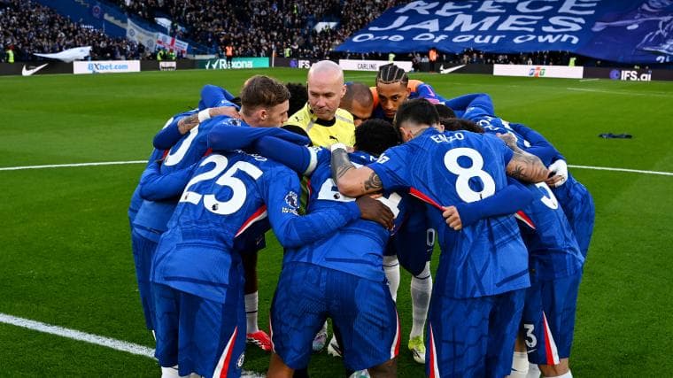 Why Did The Ref Stand in Chelsea’s Huddle? Tierney’s Sneaky Snub Sparks Controversy!