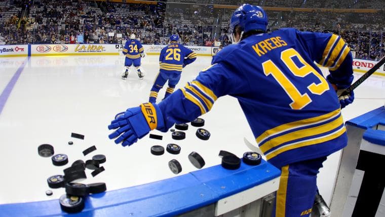 Sabres' fans show Buffalo doesn't need a mic to sing 'O Canada' during anthem technological difficulty
