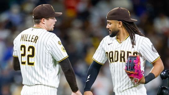 Padres stay hot, win sixth straight in opener against Mariners