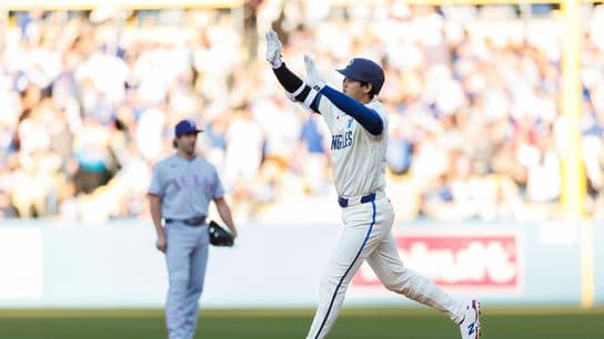 Ohtani, Hernández go deep as Dodgers top Rangers