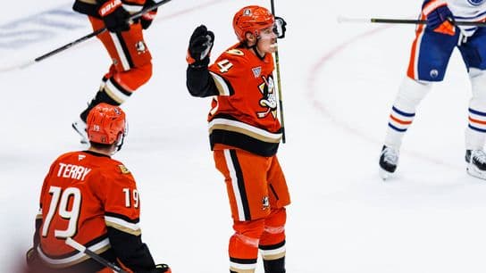 Ducks outpace Oilers in Game 3, win first home playoff game in 9 years