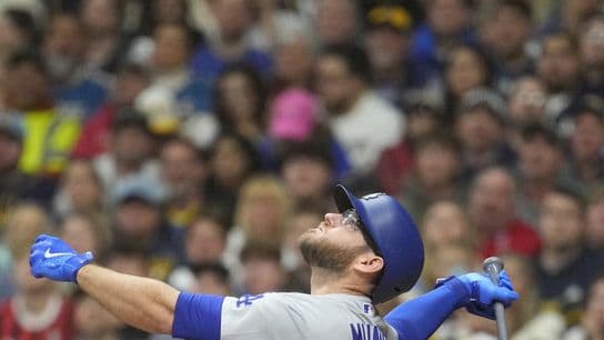 Max Muncy's X-Rays negative as Dodgers fall to Brewers