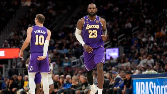 Lakers stay No. 4 seed, dominate Warriors on the road