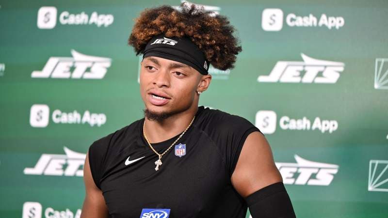 Pro-Bowl Signal-Caller Must Choose Between Passing or Running for Final Preseason Showdown!