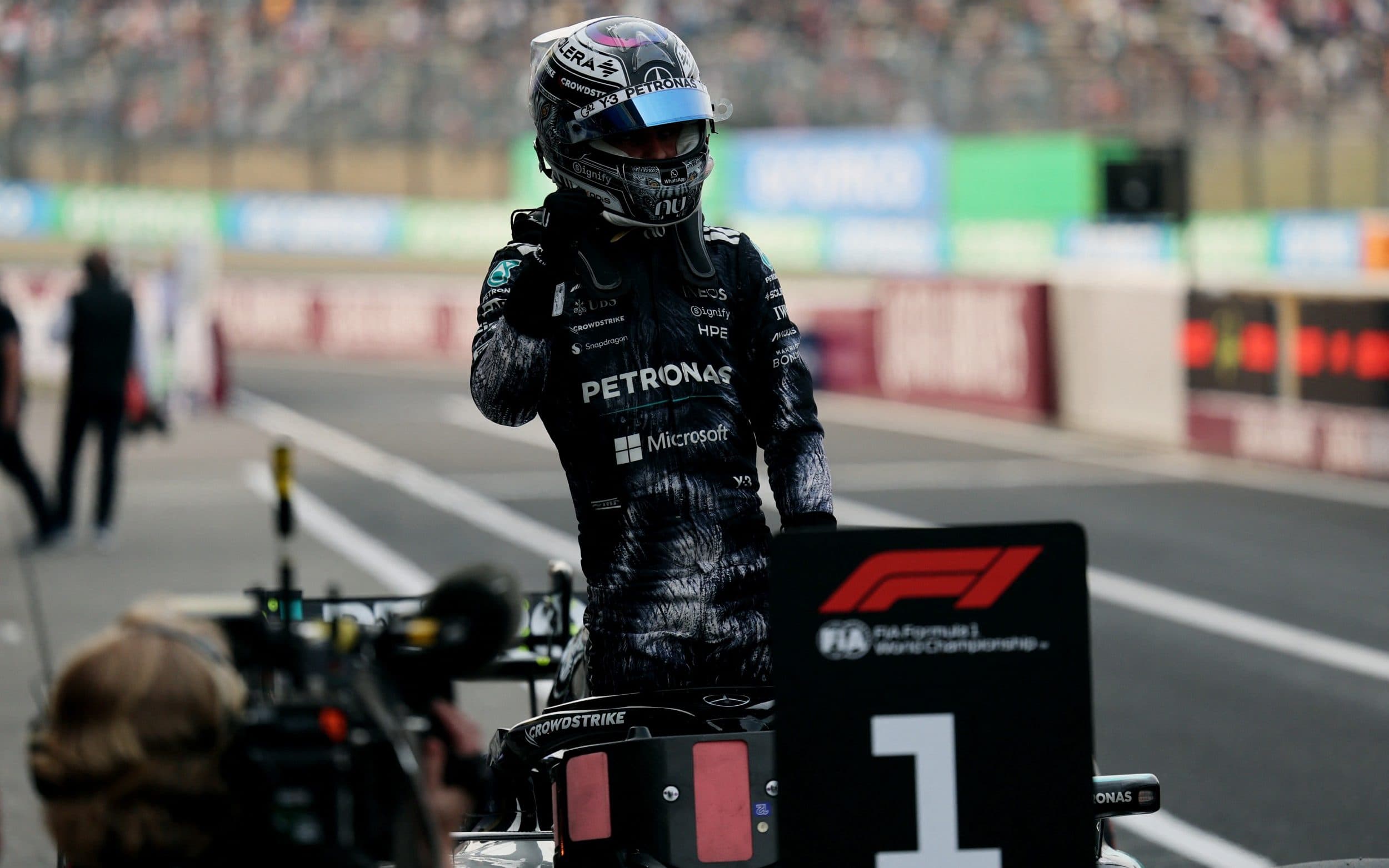 Antonelli takes pole for Japanese Grand Prix ahead of Russell