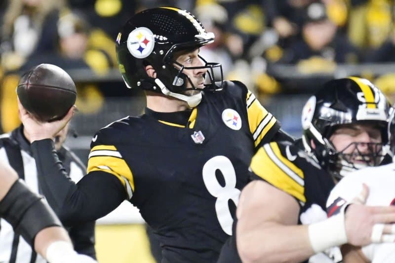 Pittsburgh Steelers place tender on quarterback Aaron Rodgers