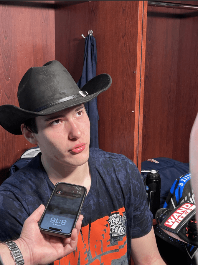 David Mirkovic celebrates Illinois' Final Four berth with Texas accessory