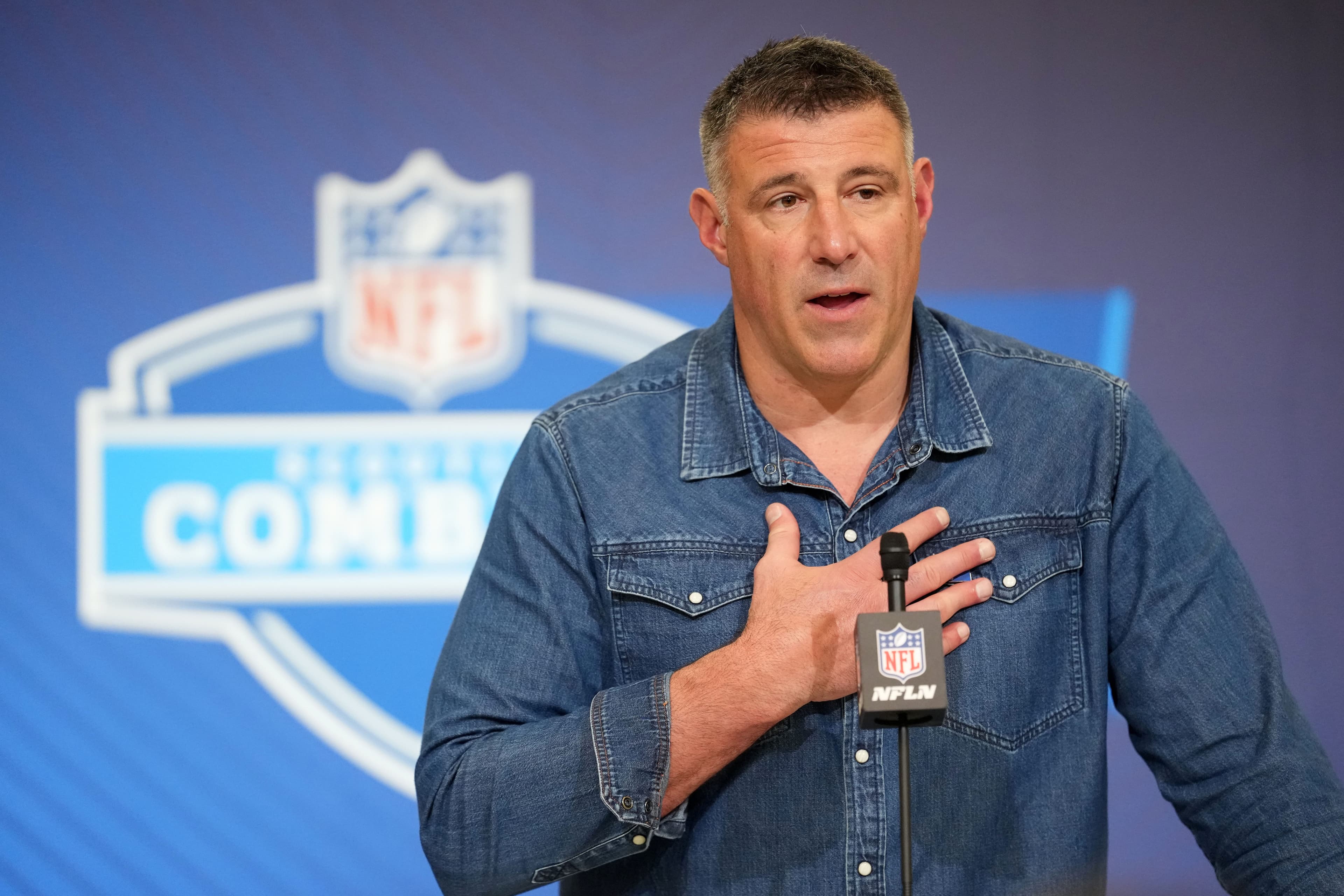 Mike Vrabel won't talk before NFL draft, but not due to Dianna Russini controversy