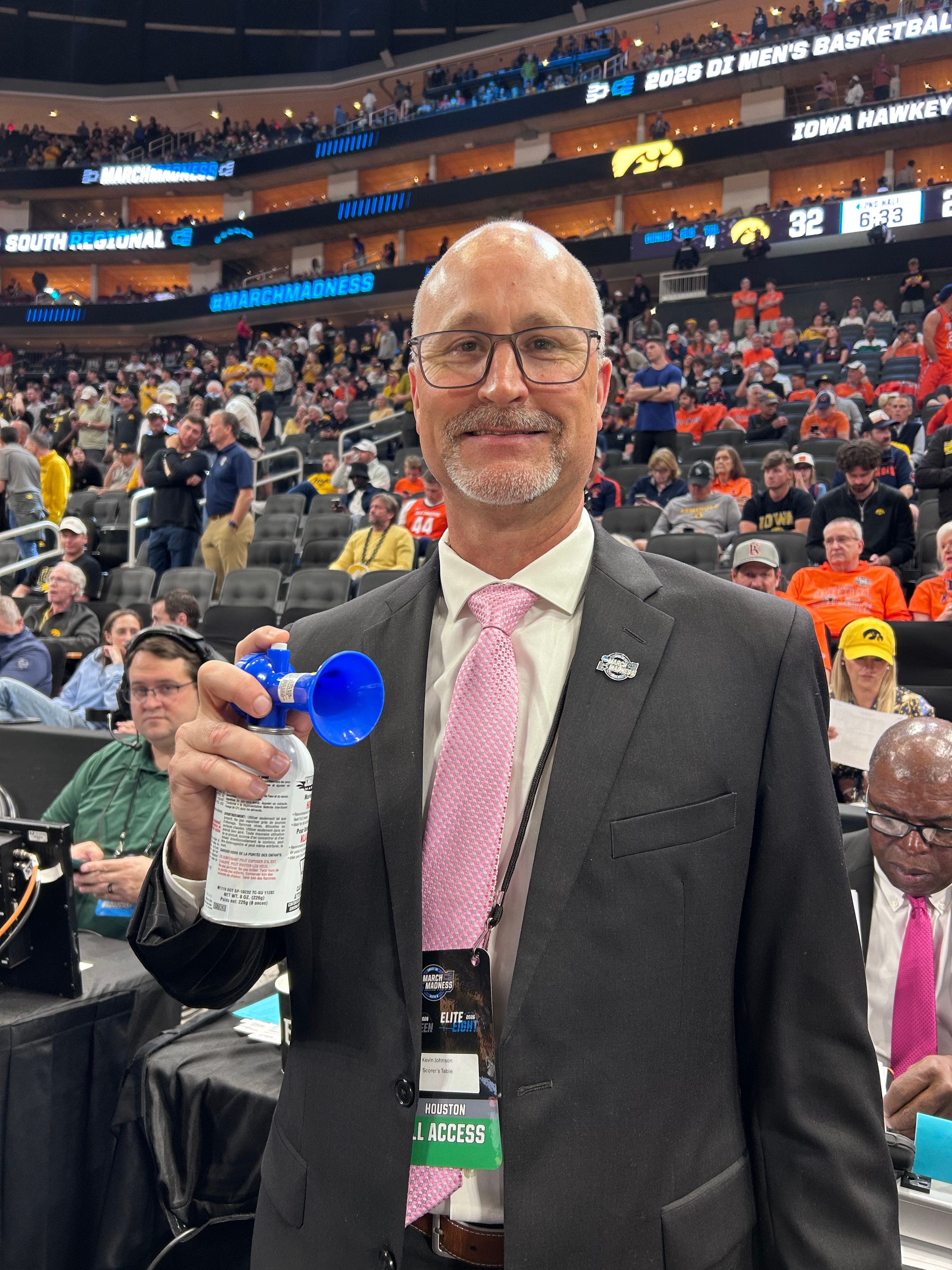 Real MVP of Elite 8 game after buzzer delay: Air horn. 'Got to stay ready'