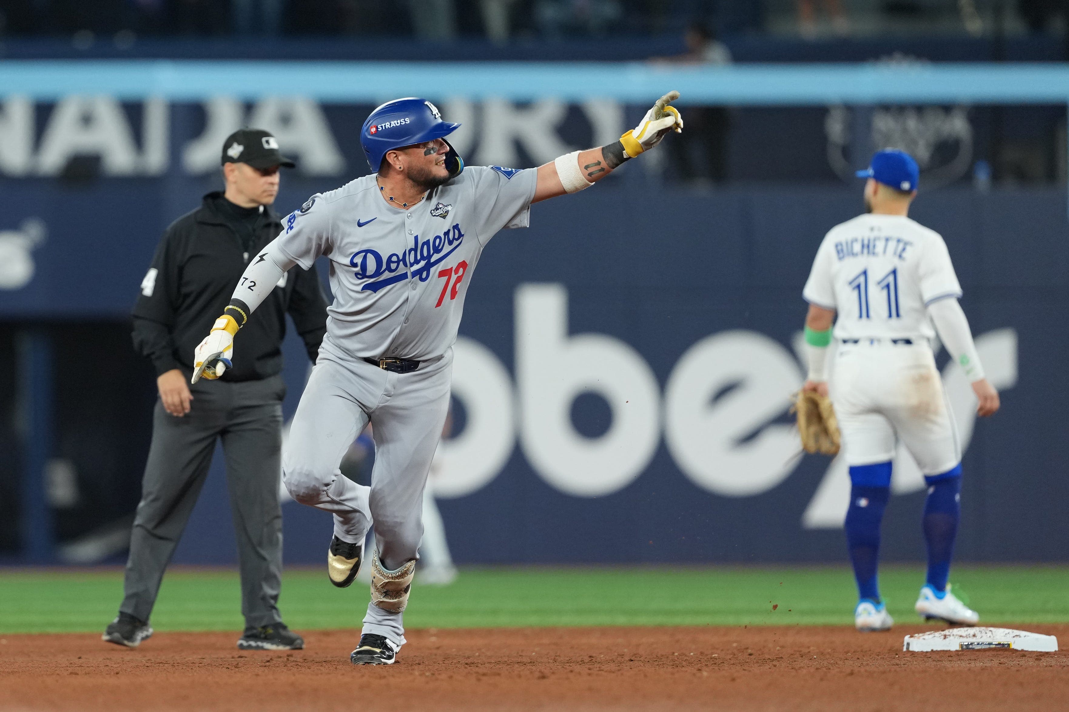 Dodgers infielder Miguel Rojas in lineup, one day after father's death