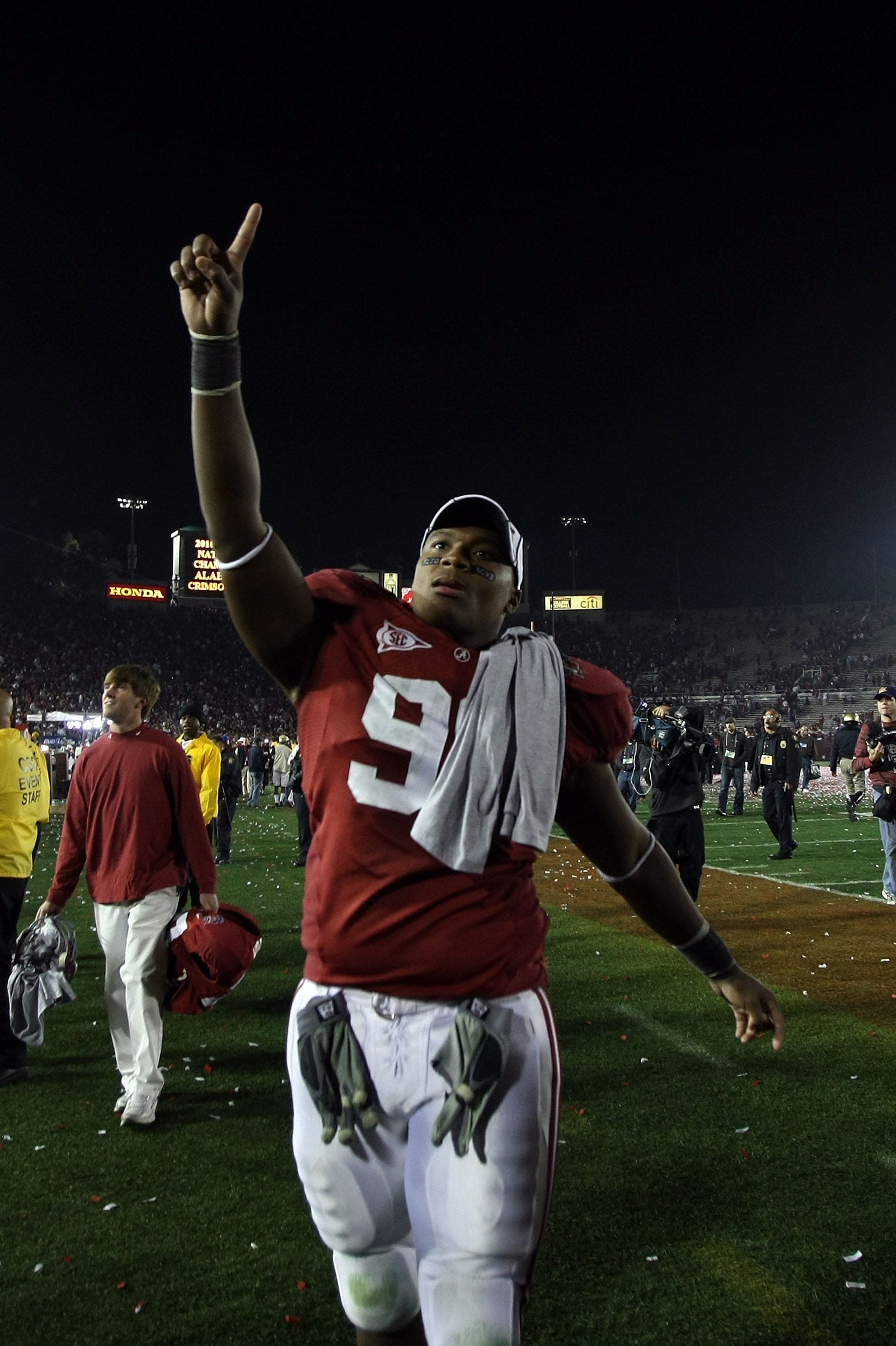 Ex-Alabama DL pleads guilty to impersonating NFL players in $20M fraud scheme