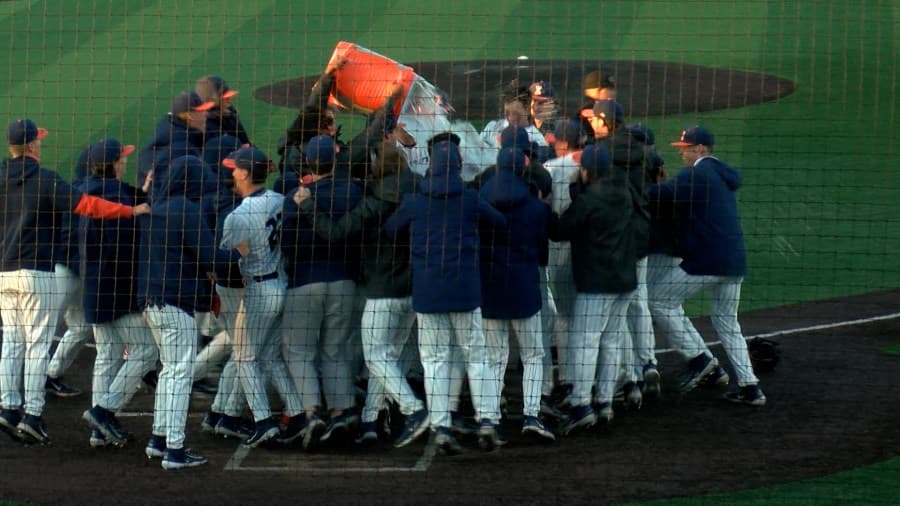Illinois baseball walks off Oregon for ranked home win