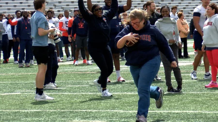 Illinois football hosts Mom’s Weekend practice