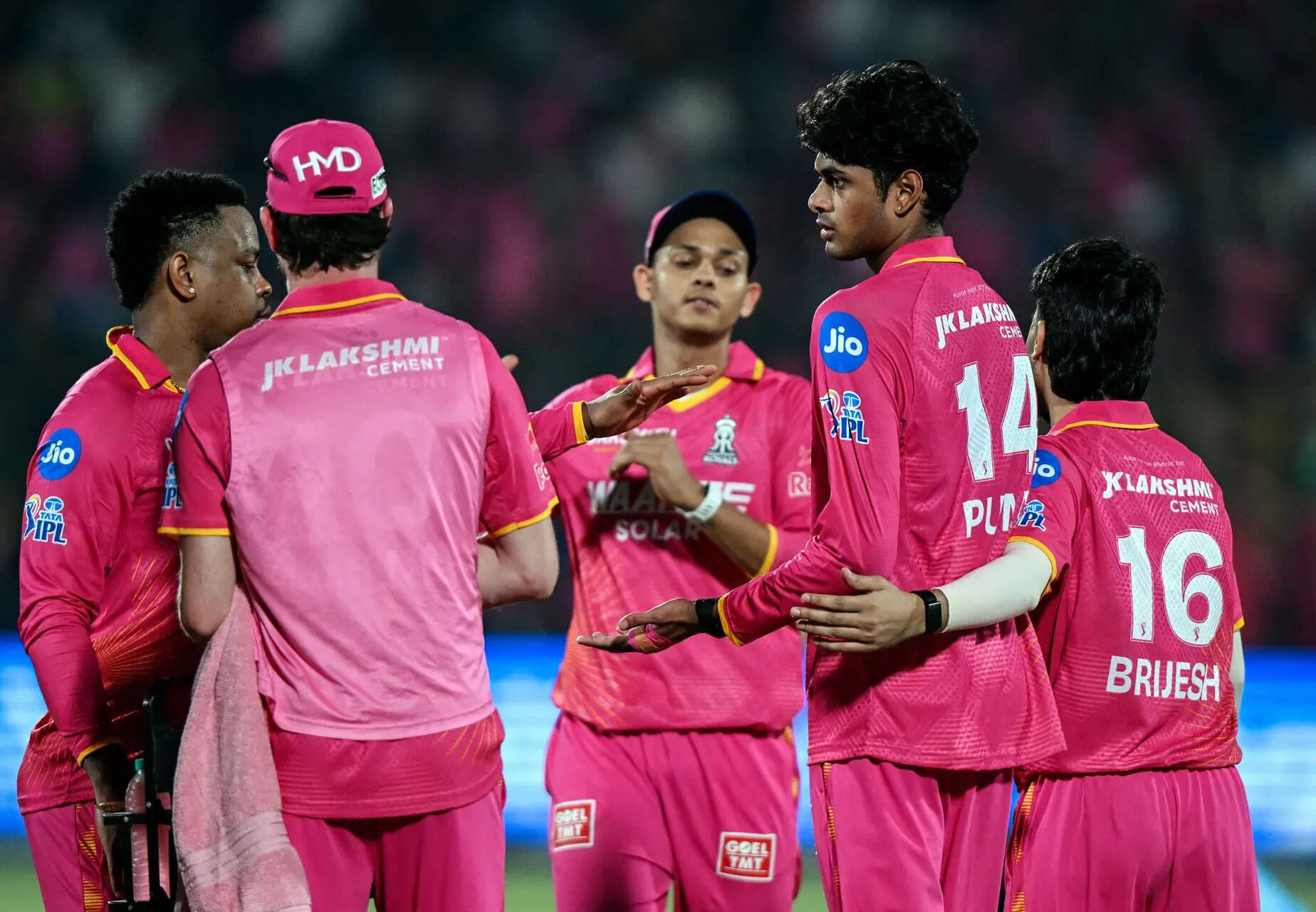 'You either fear it.... or become a superstar': Shane Bond’s blunt message to bowlers after loss to GT
