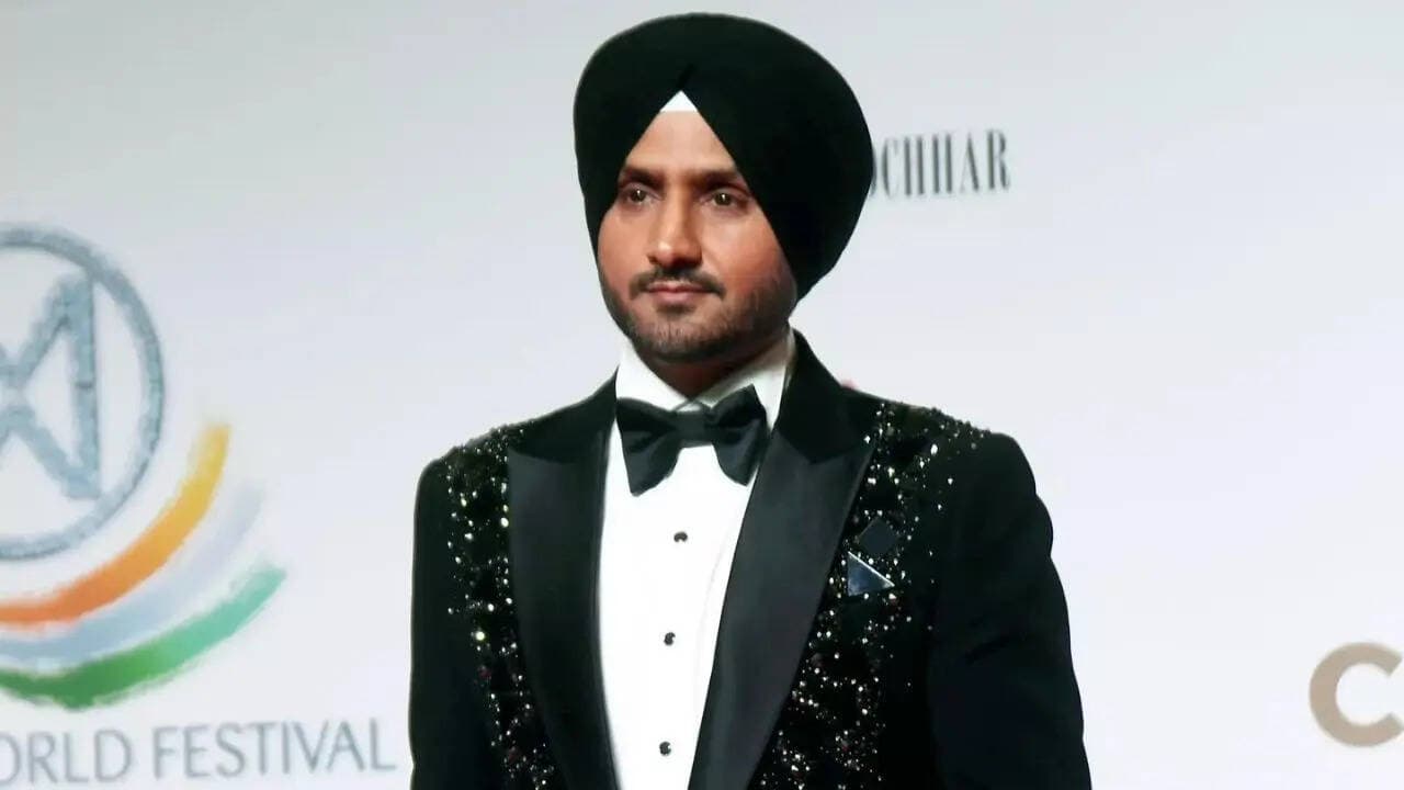 'Ek ko papa chun le': Harbhajan Singh’s reply to ‘three clowns’ jibe goes viral
