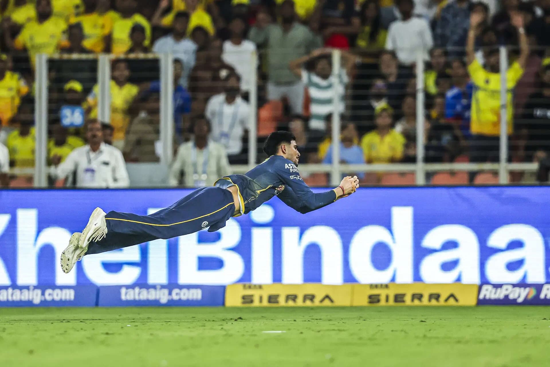 Shubman Gill silences CSK crowd with a stunning screamer to dismiss Shivam Dube - Watch