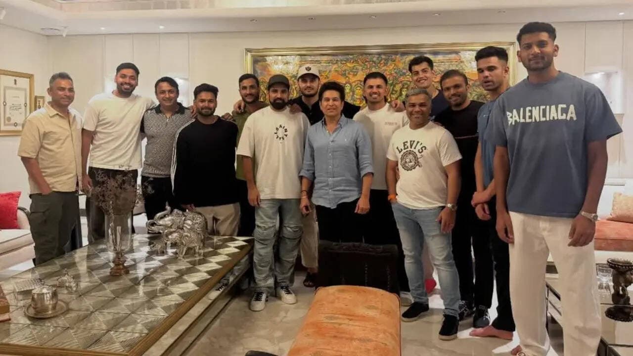 'An evening with the God of cricket': Sachin Tendulkar meets LSG players, Mohsin Khan thanks Arjun