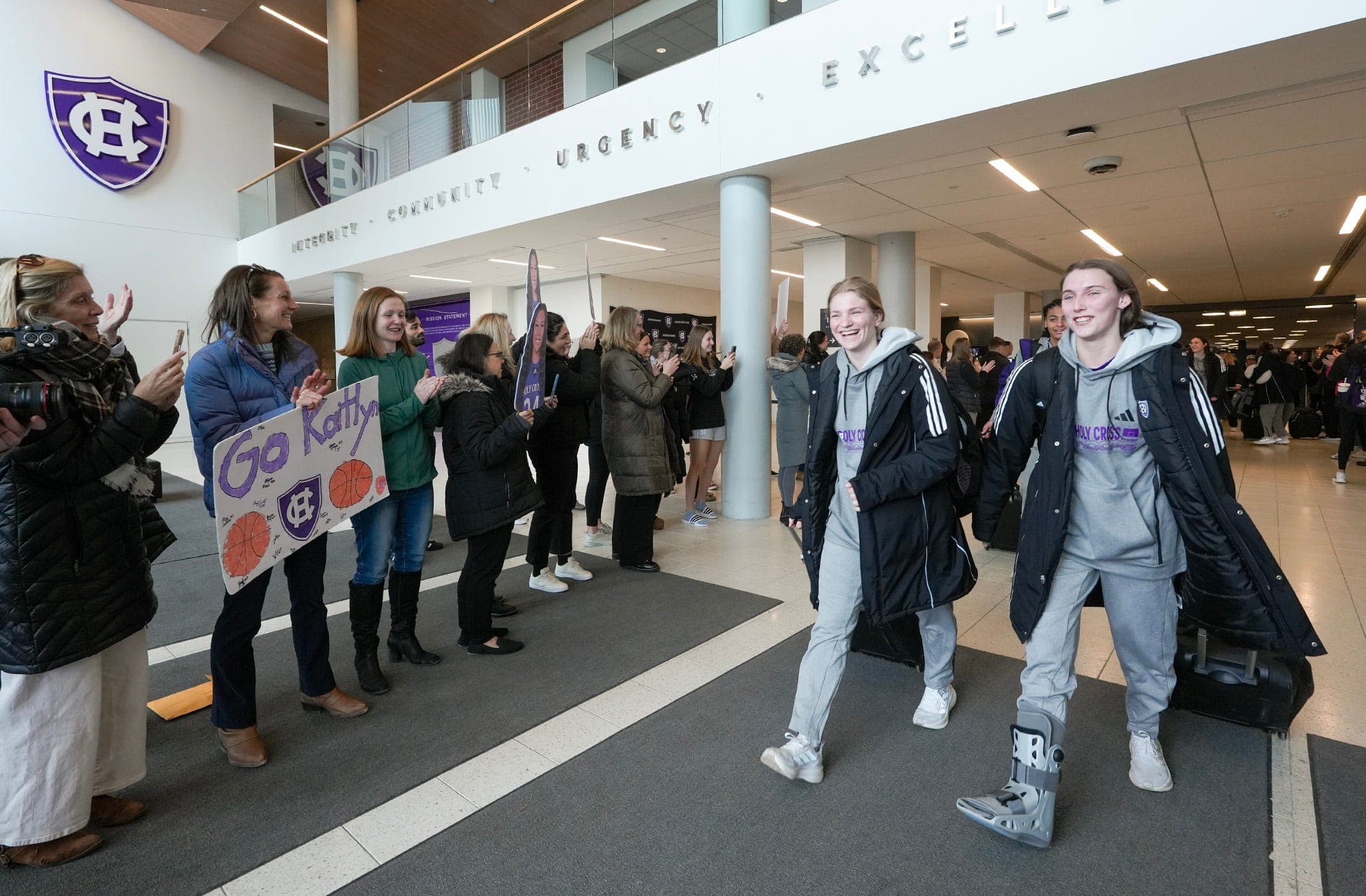 Holy Cross hoops squad charges into the Elite Eight!