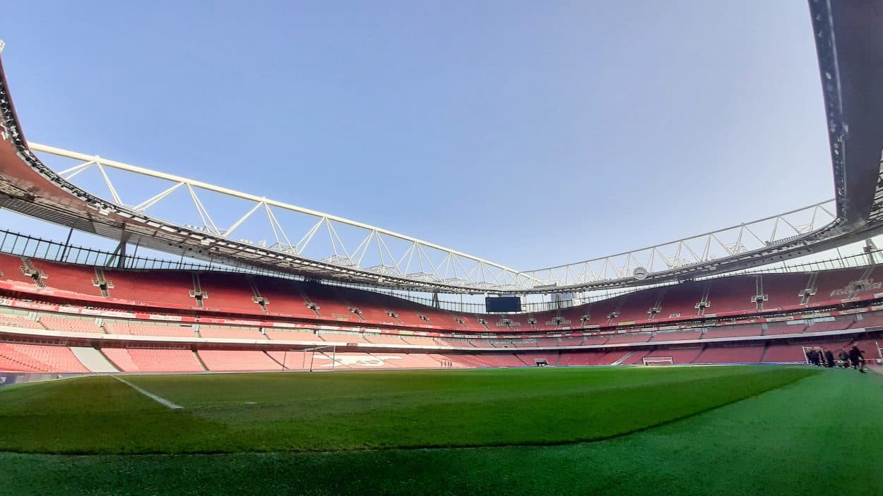 Arsenal defender Catley signs new deal