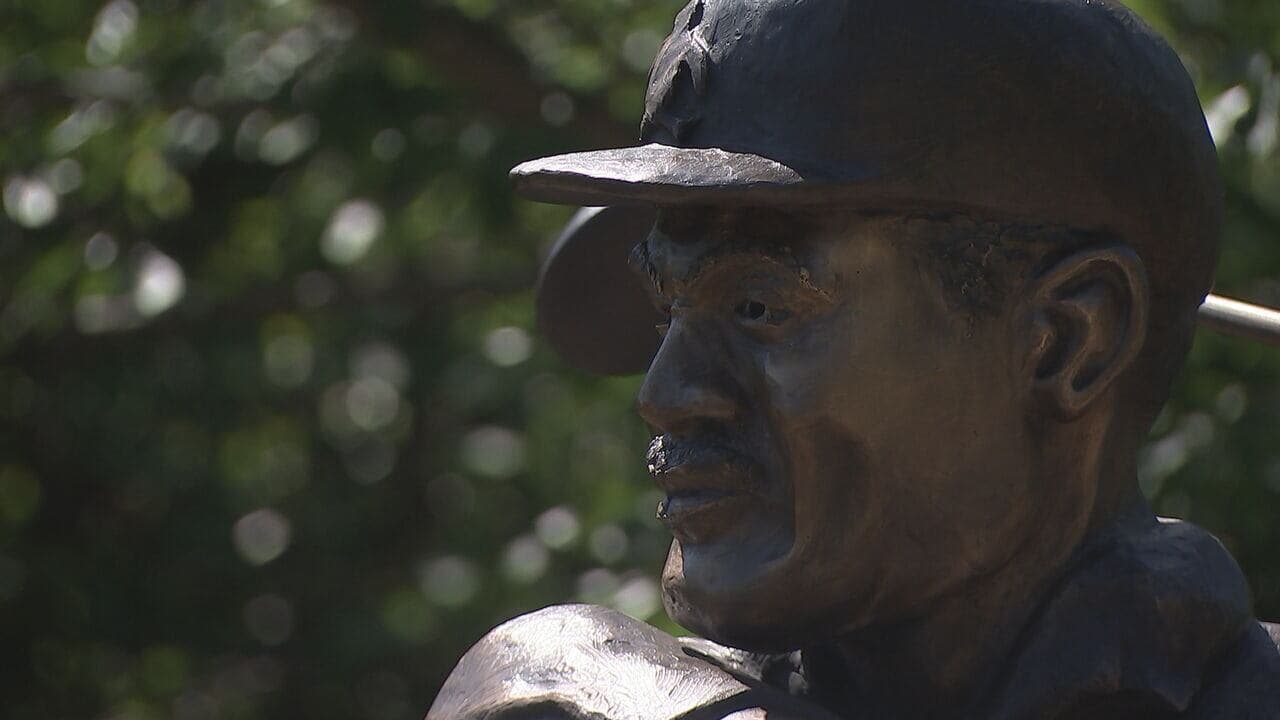 Statue in Charlotte honors 1st Black PGA Tour member