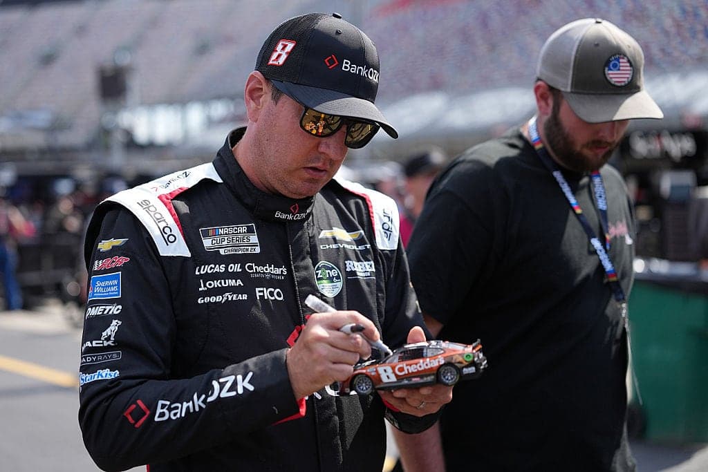 Mooresville race fans react to passing of Kyle Busch