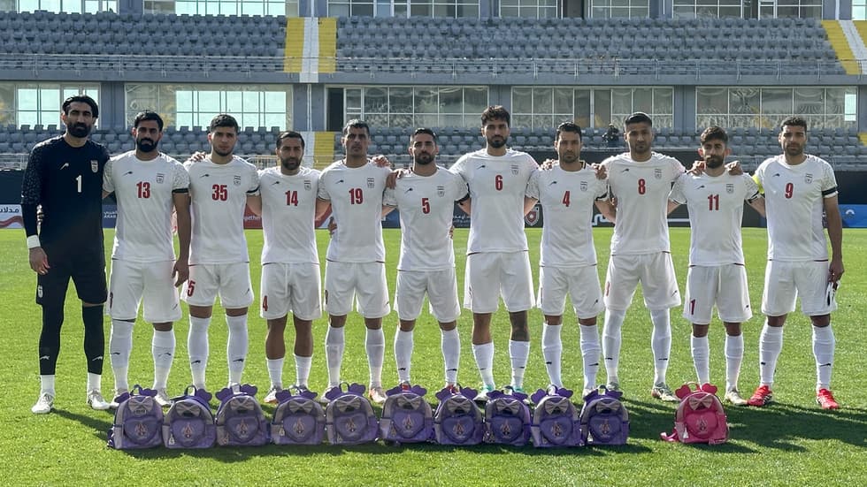 Iranian footballers honor schoolchildren killed in suspected US strike (VIDEO)