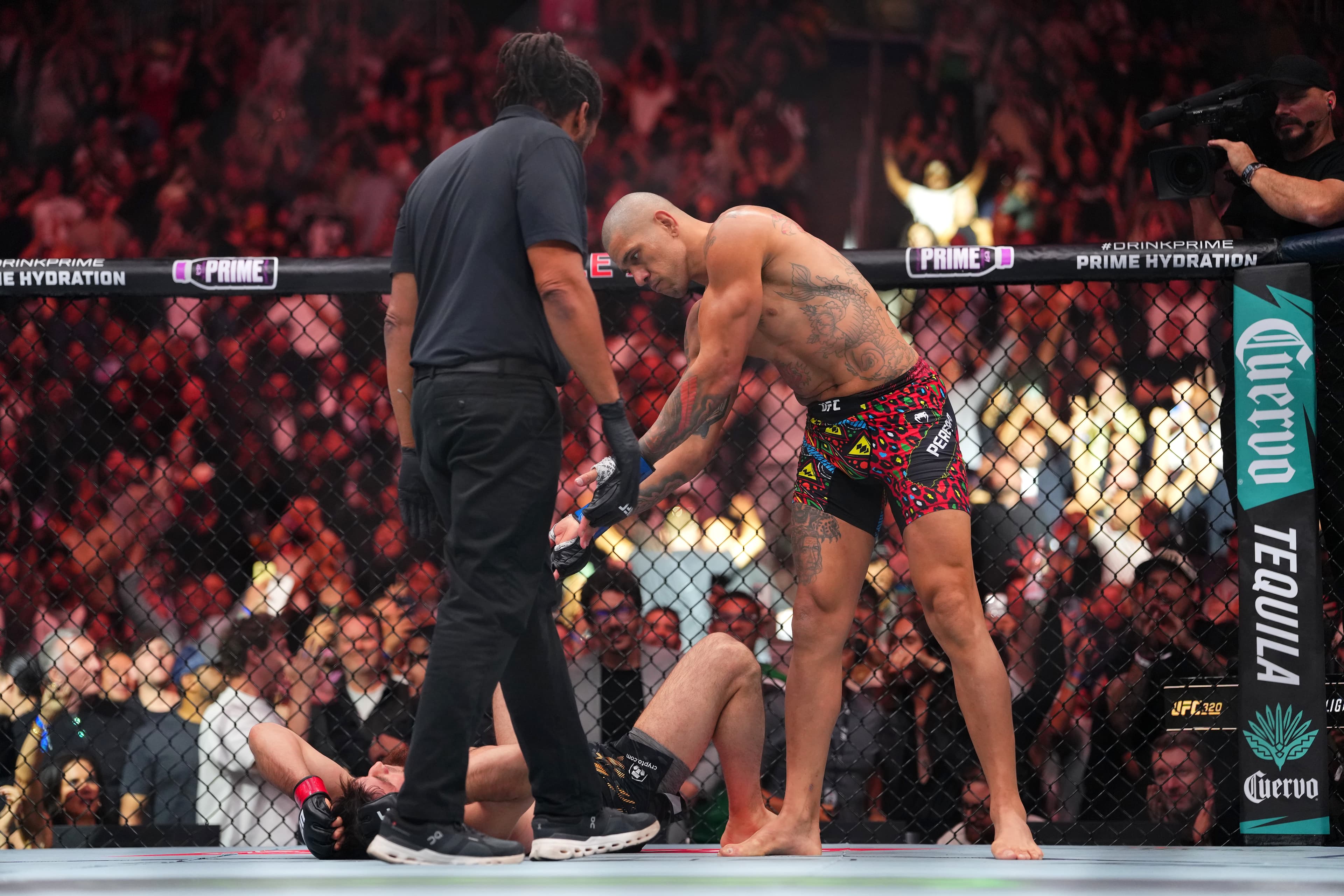 Mailbag: Can Alex Pereira pull ahead of Jon Jones in GOAT debates by taking more risks to make UFC history?