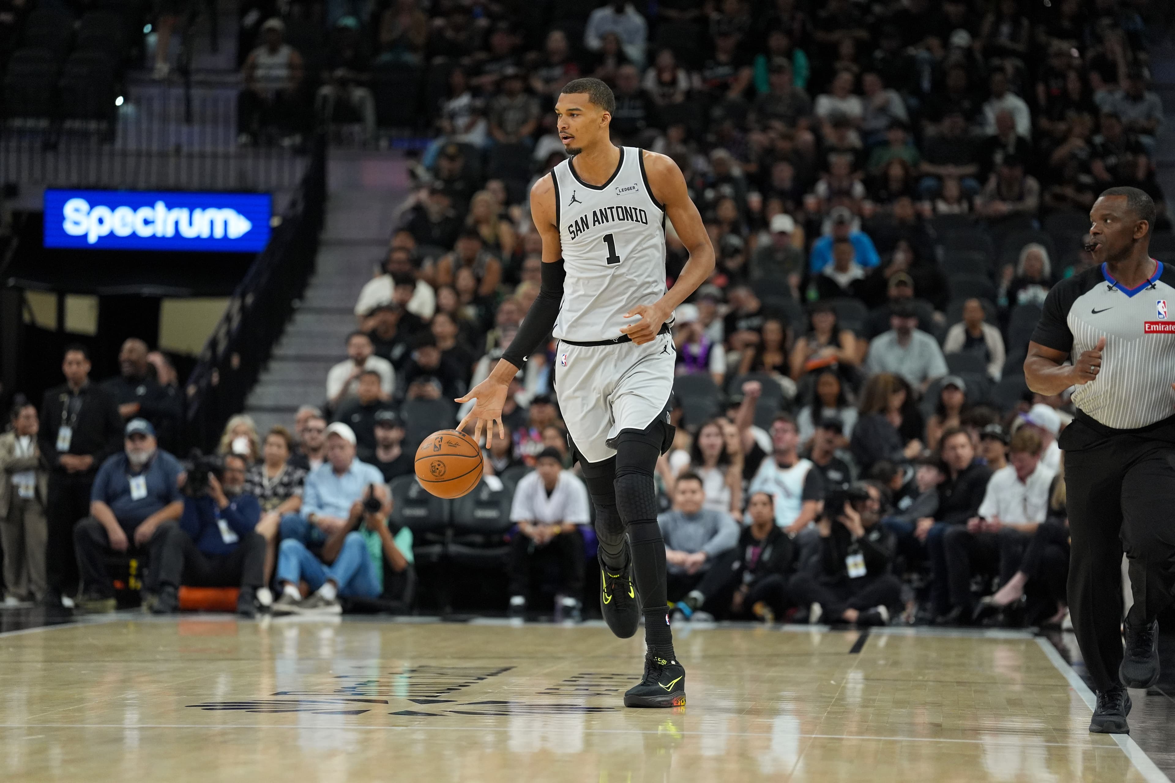 Victor Wembanyama drills game-winner to lift Spurs past Suns, clinch team's first playoff berth since 2019