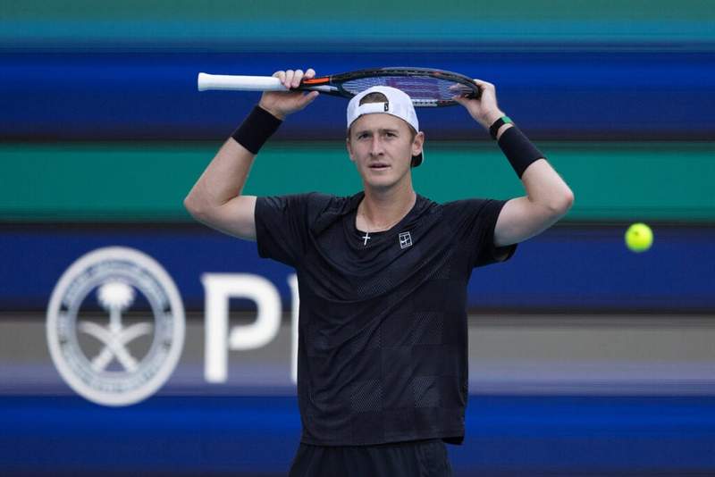 Sebastian Korda recreates his father’s iconic 1997 celebration after defeating Carlos Alcaraz