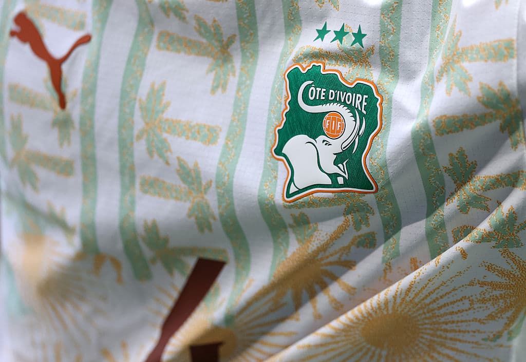  Unhappy with the ref! Players suddenly stop dead on the pitch