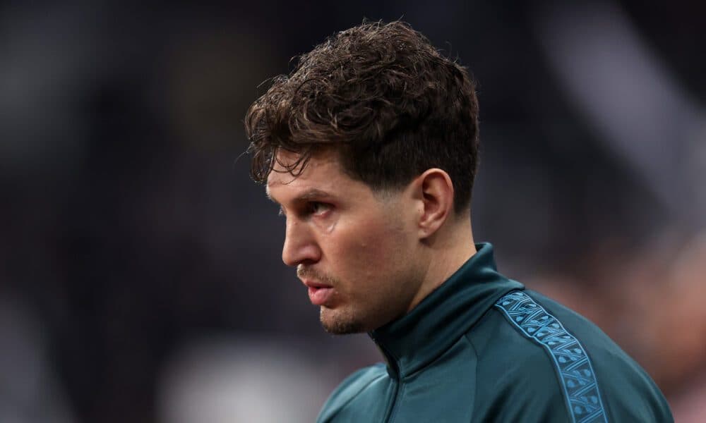 Glenn Hoddle urges Chelsea to sign Manchester City defender John Stones