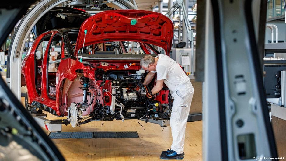 Germany news: Carmakers paint bleak picture on jobs