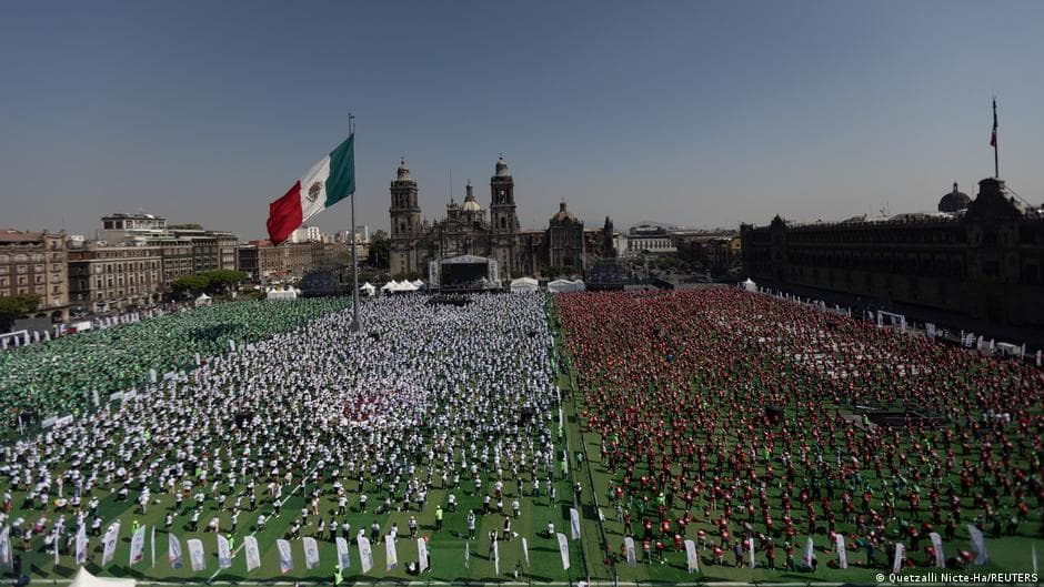 Mexico City sets world record for largest soccer class