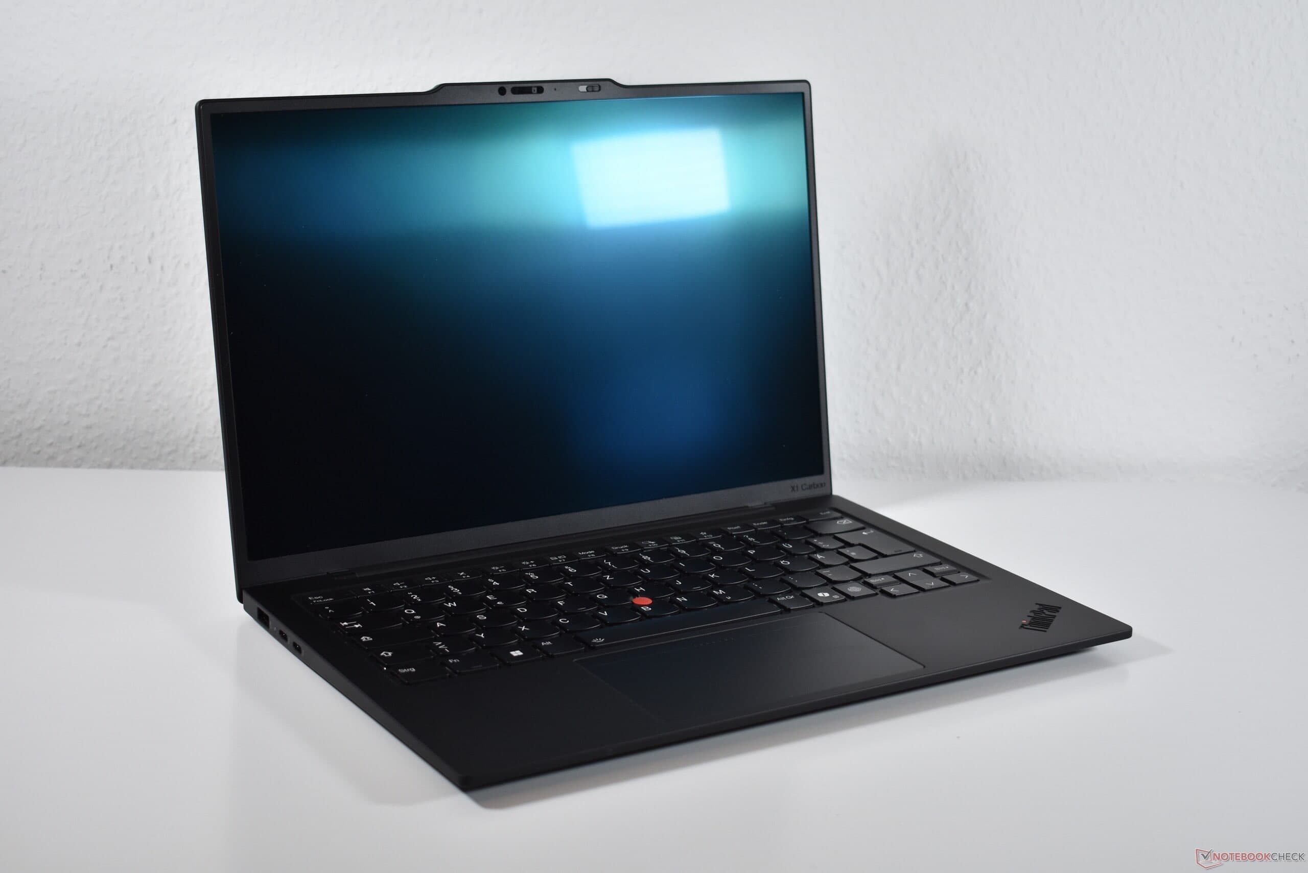 Lenovo ThinkPad X1 Carbon with 32 GB RAM and beautiful OLED display is over $1,000 off for a limited time