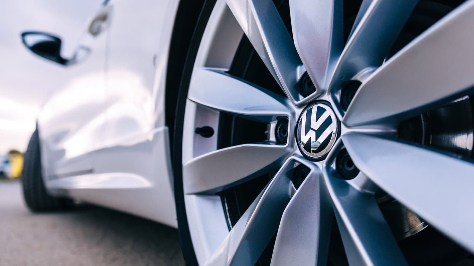 Top investor Porsche pressures Volkswagen as profits drop